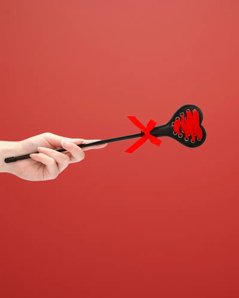 OU394BLK-1671094991820.webp Ouch - Szív alakú paskoló piros szalaggal (31cm) - Image 1