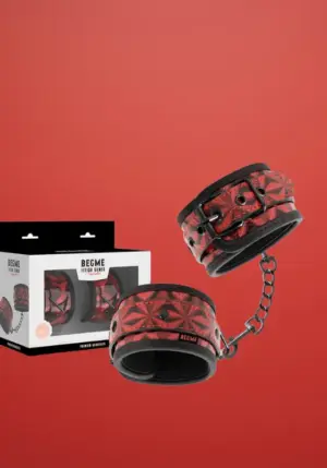 Begme Red Edition - Vegán bőr bilincs lánccal (bordó)