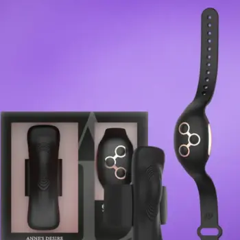 Anne's Desire - Bugyiba helyezhető csiklóvibrátor watchme távvezérléssel (fekete-arany)