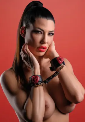 Taboom - Rózsával díszített bilincs